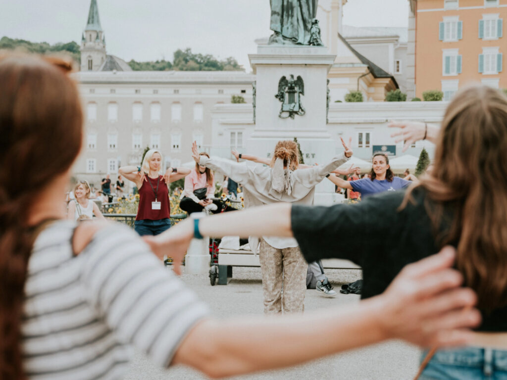 Bildaufnahme einer Walking Dance Class am Mozartplatz